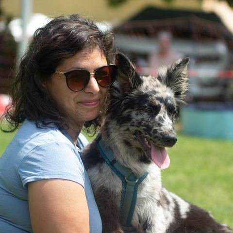 Aylin Notzon mit ihrer Hündin Neyra